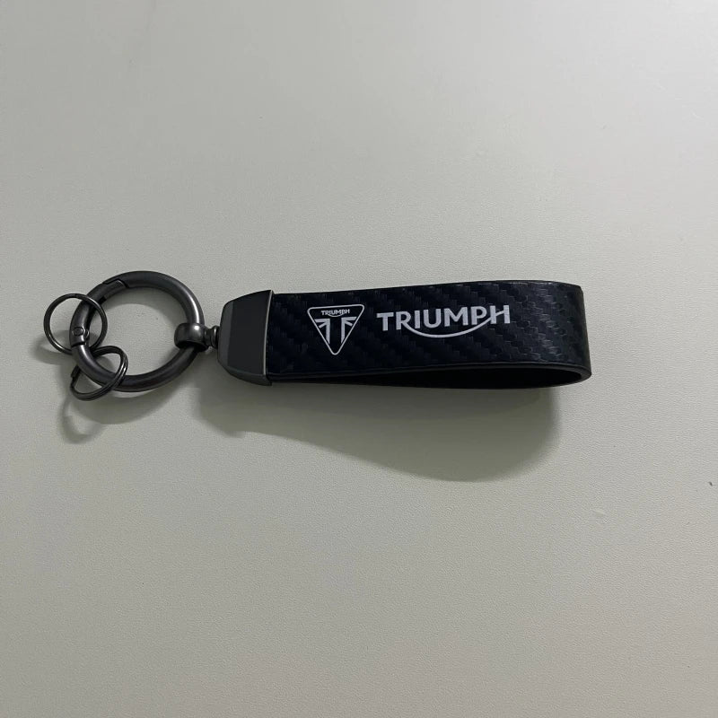 2. سلسلة مفاتيح معدنية من ألياف الكربون والجلد للدراجات النارية لـ TRIUMPH DAYTONA 675/675 وTrident 660 وTiger 900 و1050 وTriple 675 و1050