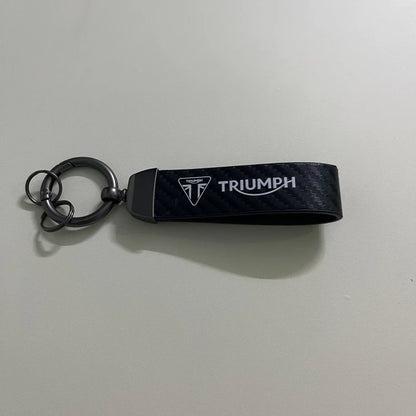 2. سلسلة مفاتيح معدنية من ألياف الكربون والجلد للدراجات النارية لـ TRIUMPH DAYTONA 675/675 وTrident 660 وTiger 900 و1050 وTriple 675 و1050