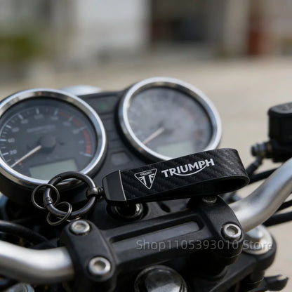 2. سلسلة مفاتيح معدنية من ألياف الكربون والجلد للدراجات النارية لـ TRIUMPH DAYTONA 675/675 وTrident 660 وTiger 900 و1050 وTriple 675 و1050